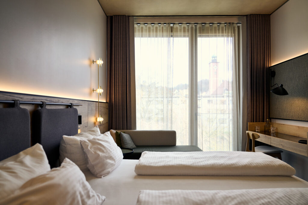 Hotelzimmer mit großem Fenster & King Size Bett
