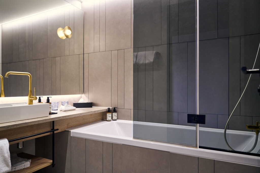 Badezimmer mit Badewanne & großem Spiegel