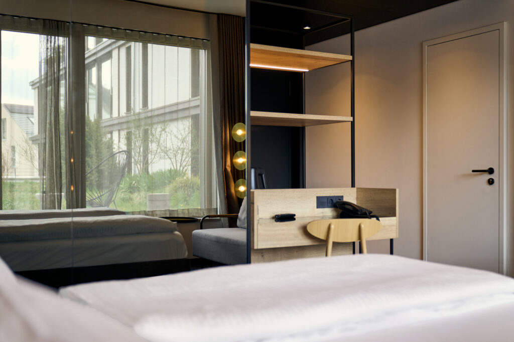 Hotelzimmer mit großem Bett, Kasten und Terrasse