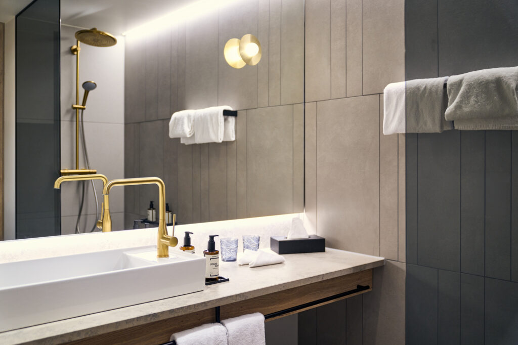 Hotelzimmer mit Dusche, großem Spiegel & Waschbecken