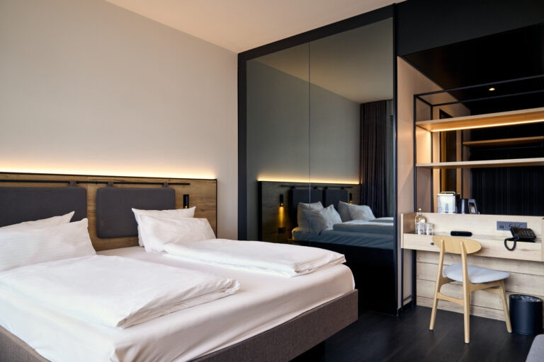 Zimmer mit King-Size Bett, Schrank, Arbeitstisch und Schrank
