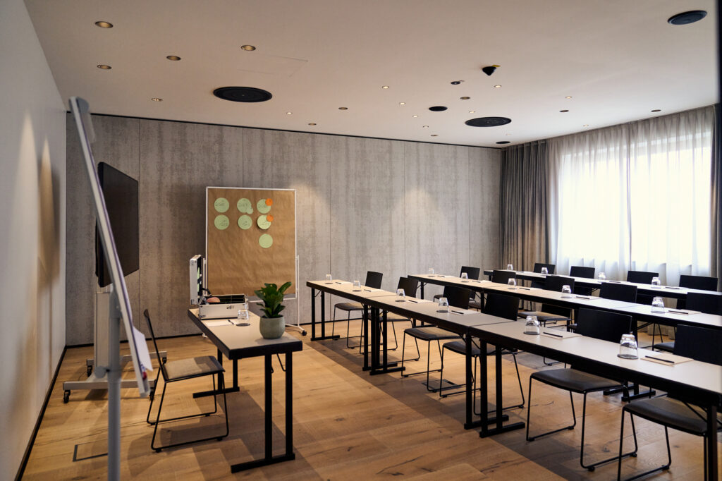 Konferenzzimmer mit Klassenraumbestuhlung